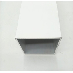 Tube carré en aluminium