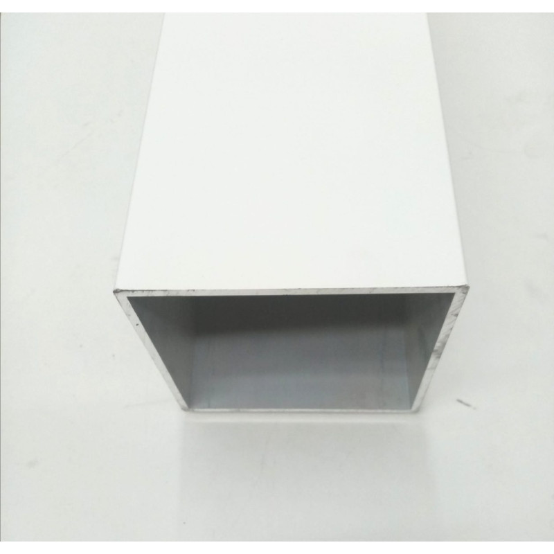 Tube carré en aluminium