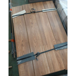 Parquet stratifié aspect chêne foncé