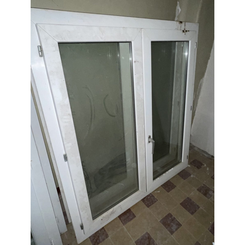 Fenêtre PVC blanche - 2 vantaux - avec encadrement - 1 vitre