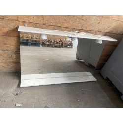 Miroir de salle de bain avec tablette