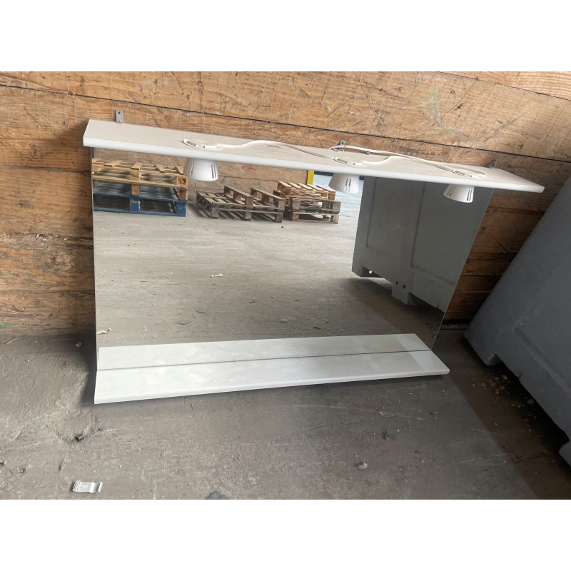 Miroir de salle de bain avec tablette